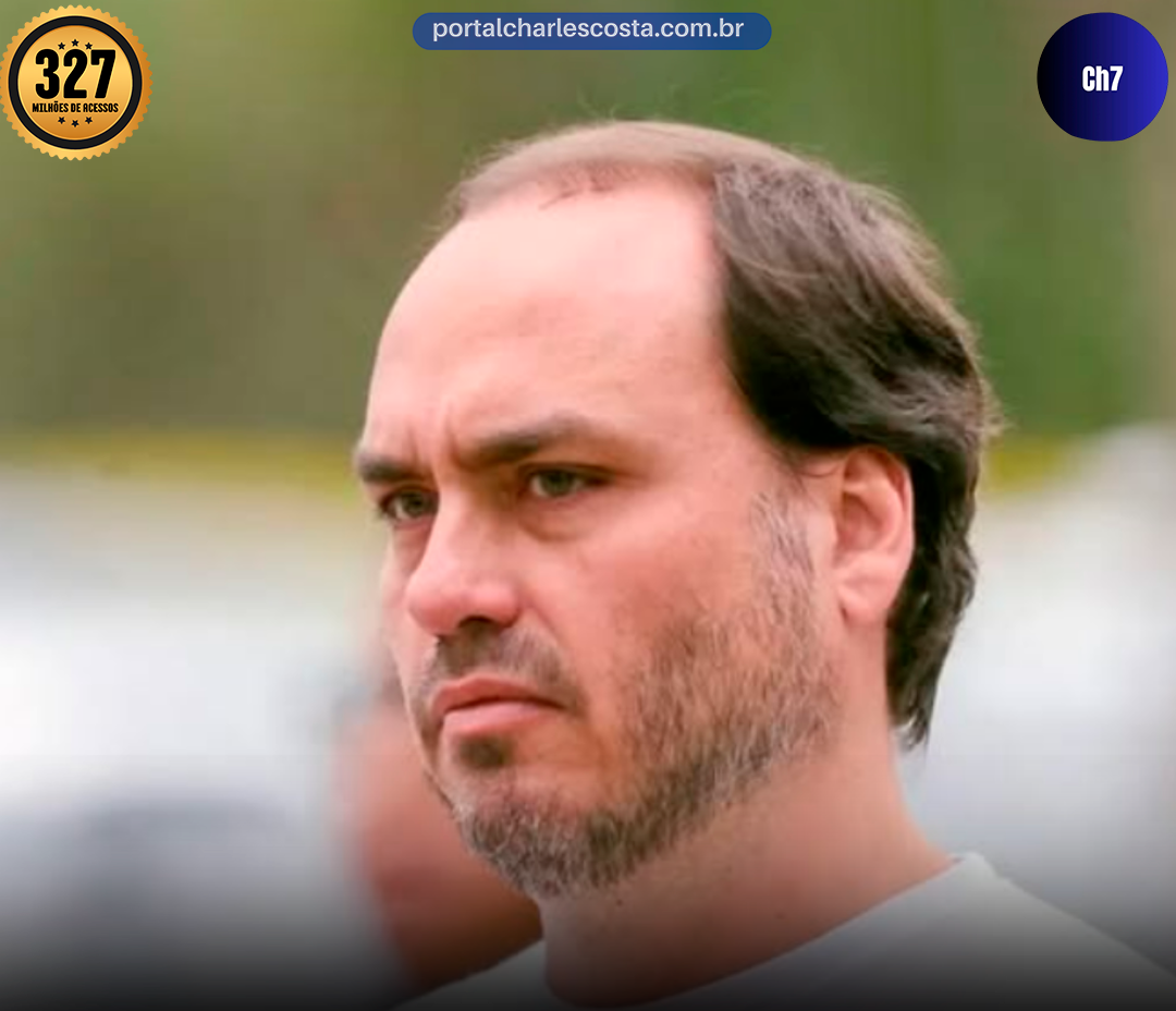 Carlos Bolsonaro saindo da PF