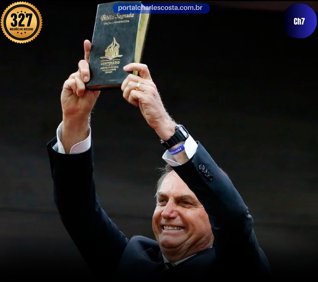 Bolsonaro segurando a Biblia e feliz
