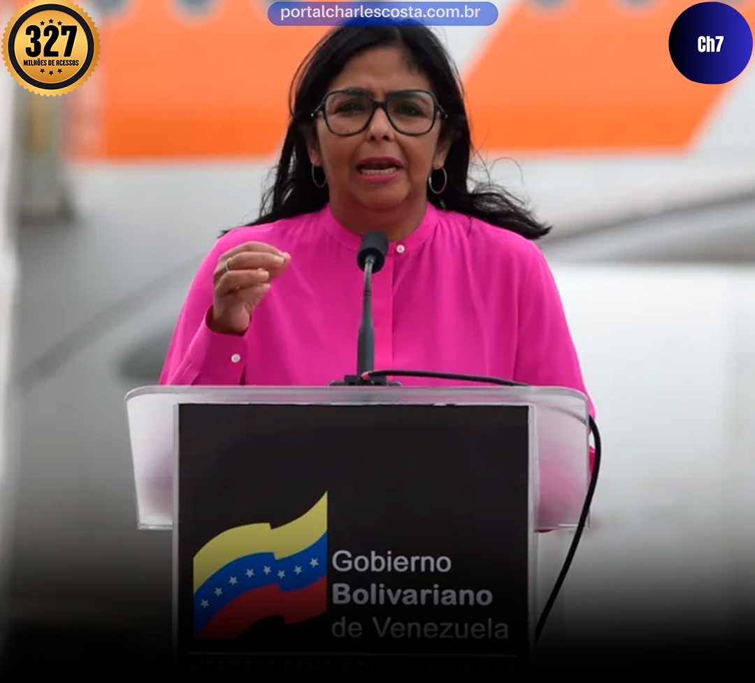 Delcy Rodríguez em entrevista com sua blusa rosa