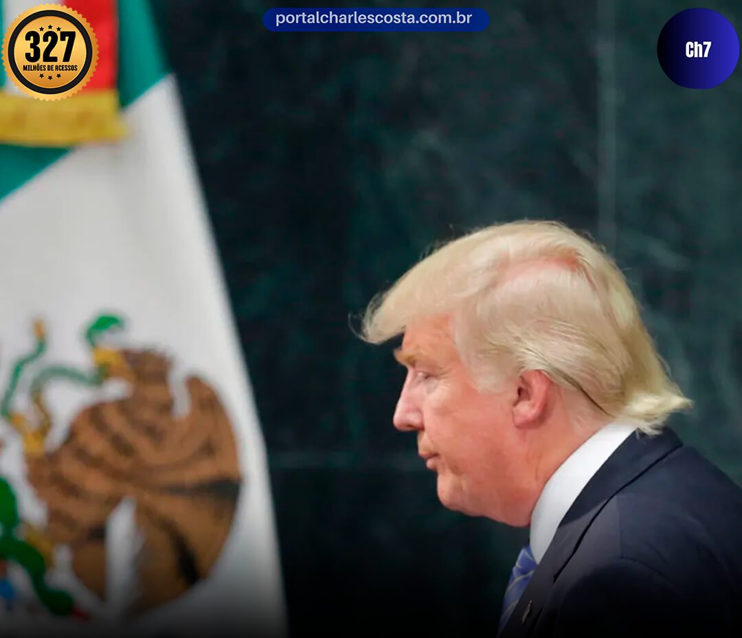 Trump com uma bandeira ao fundo