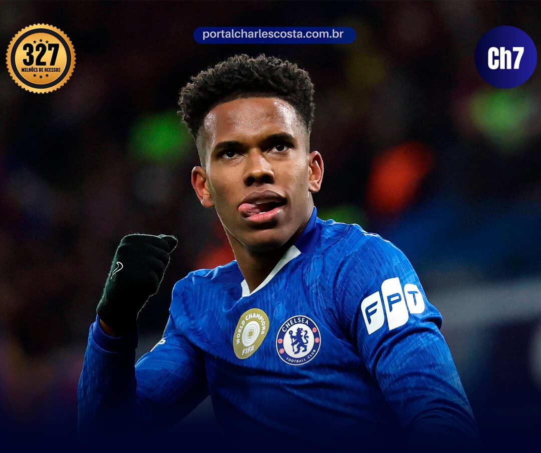 Estaveão de luva mordendo a lingua