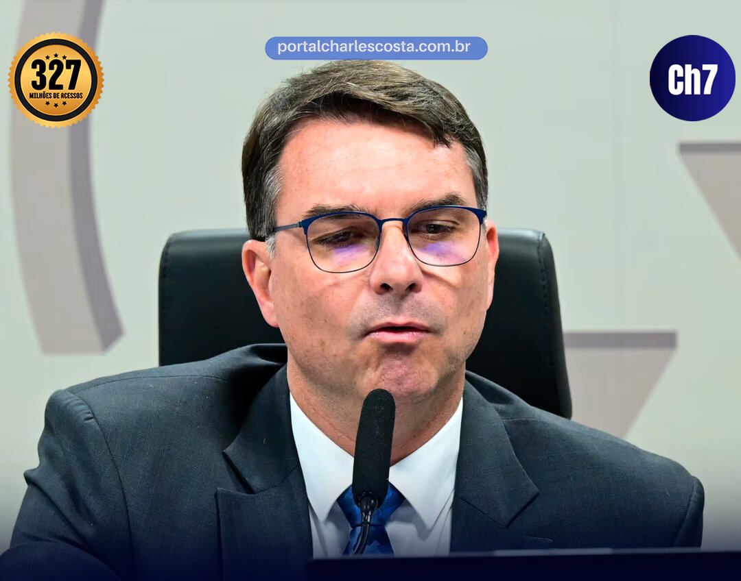 Flávio Bolsonaro de frente ao microfone em sua vez de fala