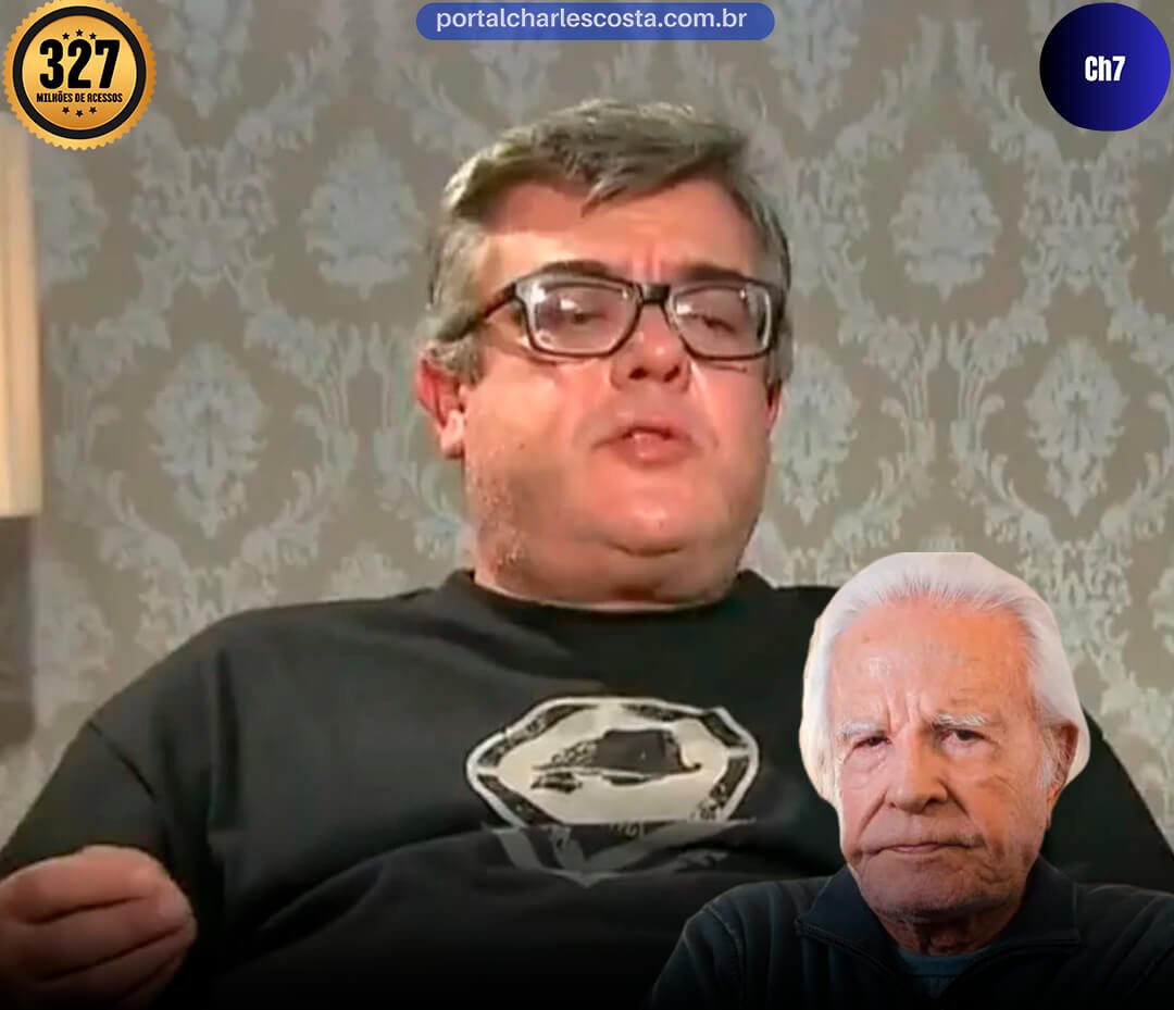 Cid Moreira e ao fundo seu filho de osculos e camisa preta em entrevista