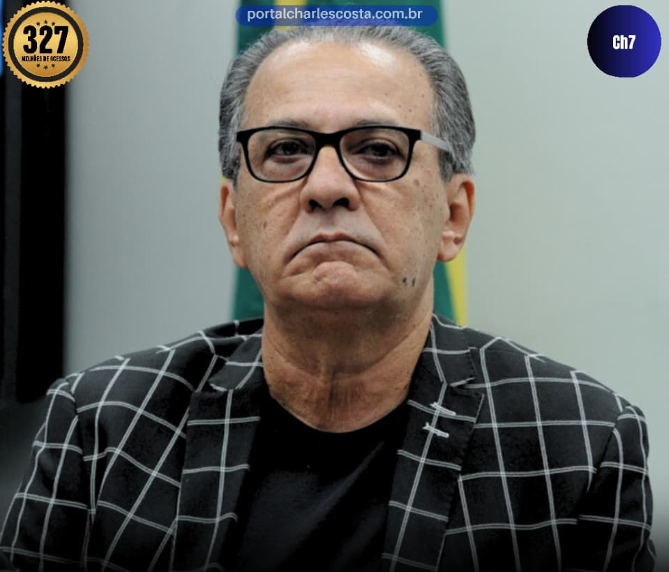 Pastor Silas Malafaia com seu terno riscado e oculos escuro