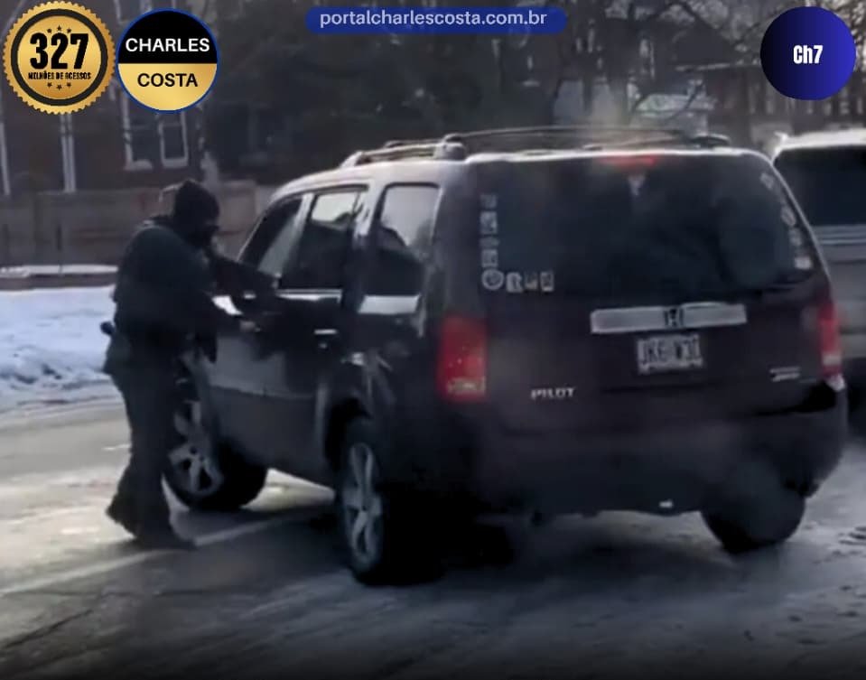 Policial americano olhando carrocom vidro aberto