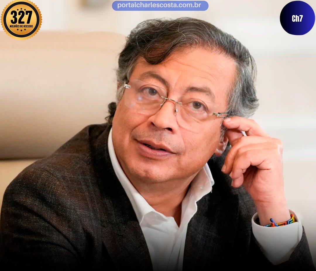 Gustavo Petro usando oculos e pensativo
