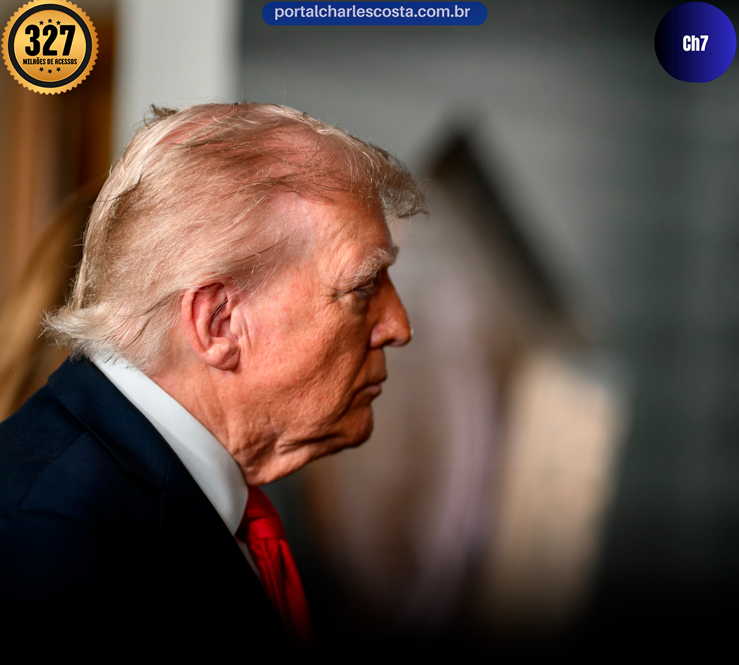 Trump com sia gravata vermelha icônica