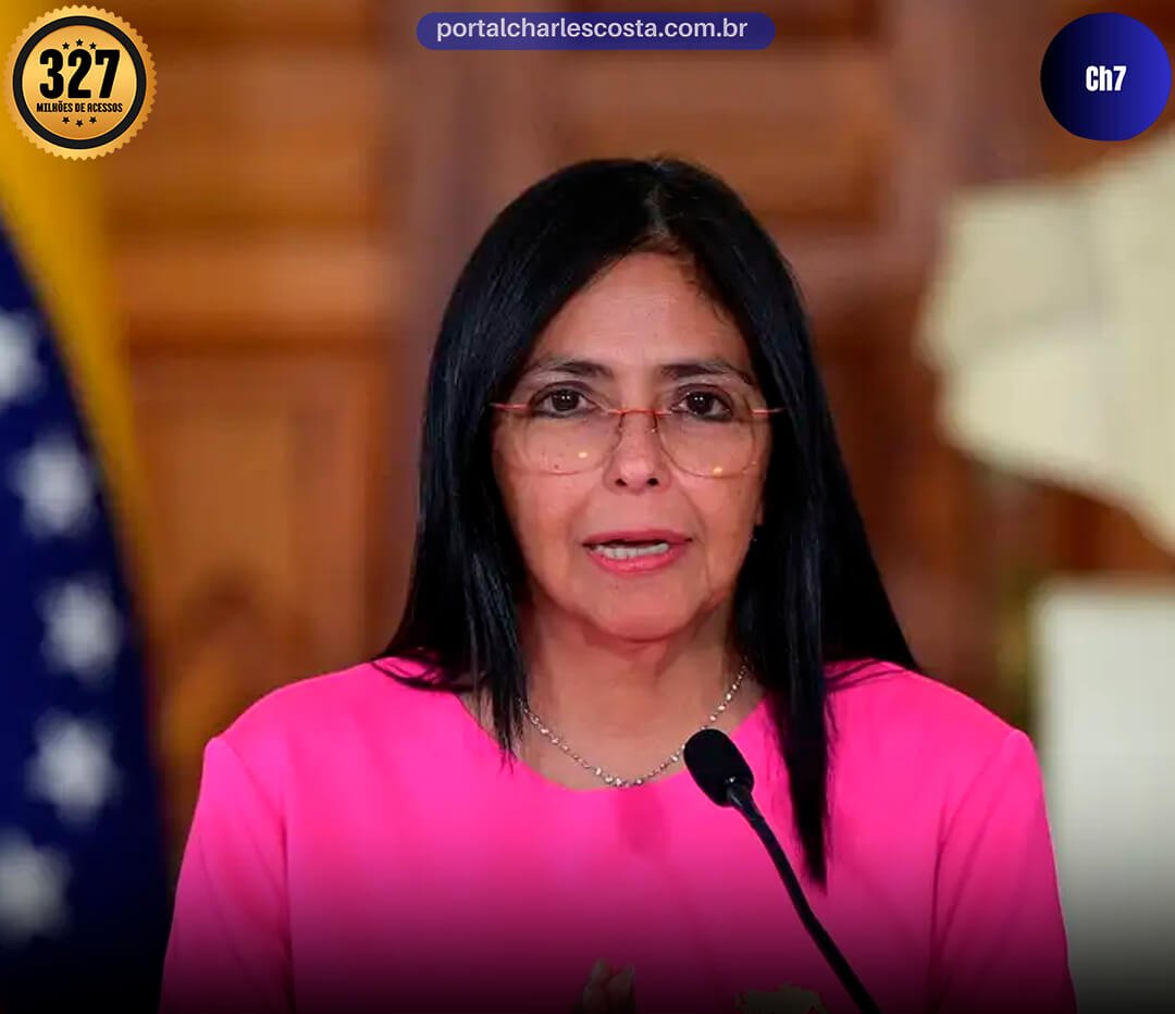 Delcy Rodríguez comsua blusa rosa em intrevista
