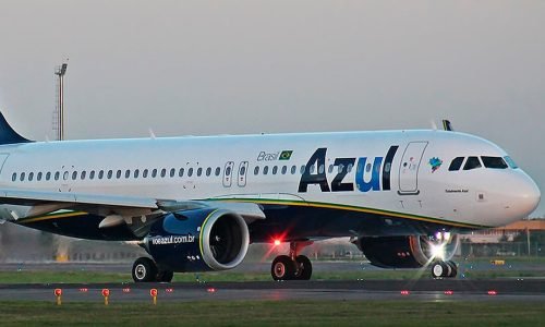 avião da azul taxiando