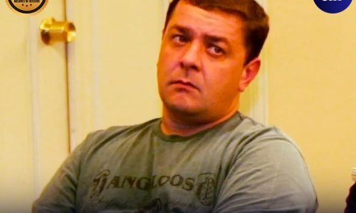 Marco Aurélio Carvalho senta em audiência