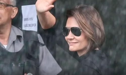 Michelle Bolsonarocom seus oculos escuro acena ao publico