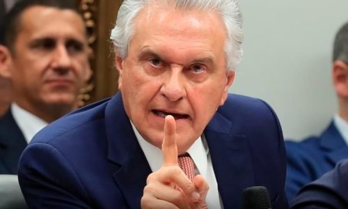 Ronaldo Caiado tenso em reunião