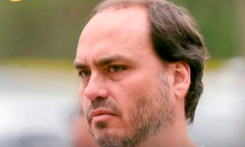 Carlos Bolsonaro saindo da PF