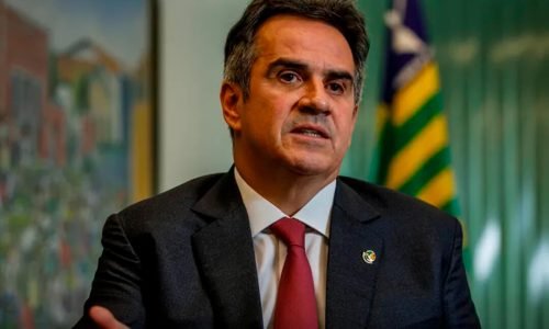 Ciro em seu escritório com bandeira do Brasil ao fundo