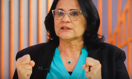 Senadora Damares dando entrevista