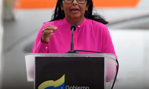 Delcy Rodríguez em entrevista com sua blusa rosa