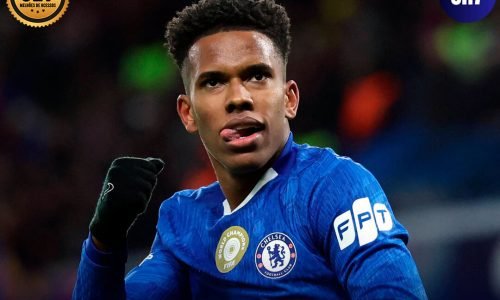 Estaveão de luva mordendo a lingua