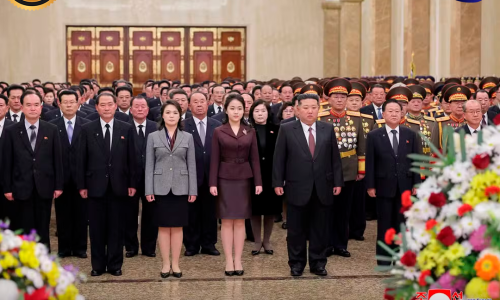Filha-de-Kim-Jong-un-faz-primeira-visita-pública-a-mausoléu-e-levanta-especulações-sobre-sucessão _