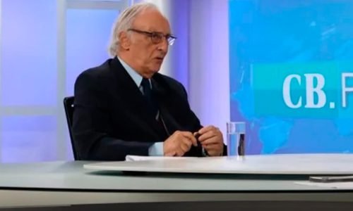 José Geraldo na bancada de jornal sendo entrevistado