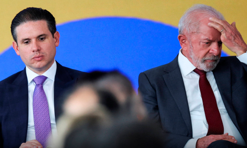 Lula coça a cabeça e parece estar irritado