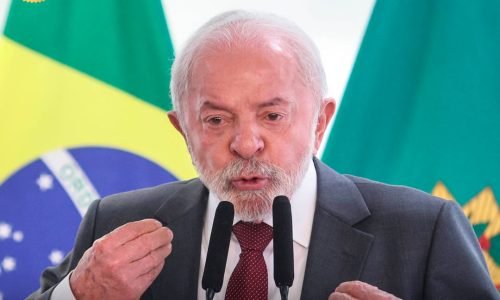 Lula ao fundo Bandeira do Brasil