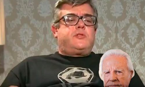 Cid Moreira e ao fundo seu filho de osculos e camisa preta em entrevista