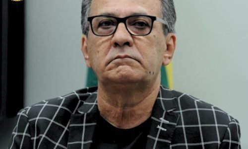 Pastor Silas Malafaia com seu terno riscado e oculos escuro