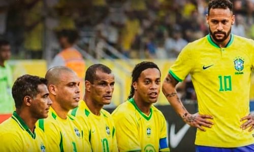 Neymar. os ronaldos, Romário e Rivaldo em campo, aruibancada lotada