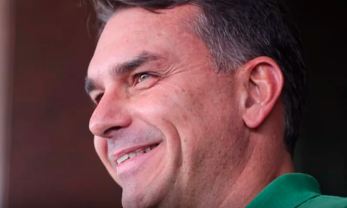 O_senador_Flávio_Bolsonaro_comemora_empate_com_lula