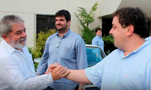 de mãos dadas Lula e Lulinha