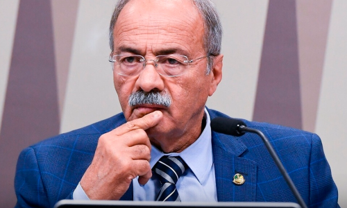 Senador Chico Rodrigues observando sentença