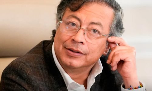 Gustavo Petro usando oculos e pensativo