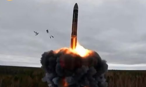 míssil em campo sendo lançado