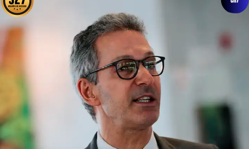 Romeu zema de terno e gravata única laranja