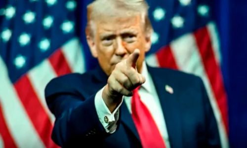 Trump apontando para eleitores com a bandeira dos usa atras