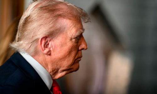 Trump com sia gravata vermelha icônica