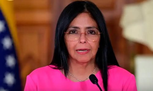 Delcy Rodríguez comsua blusa rosa em intrevista