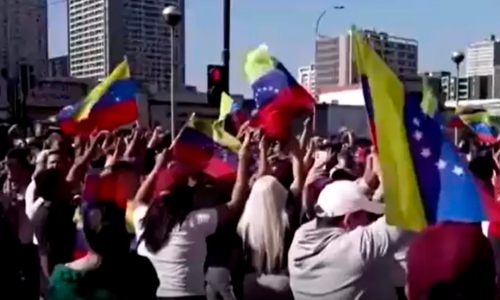 Venezuelanos-comemoram-captura-de-Maduro-nas-ruas-de-Santiago (1)