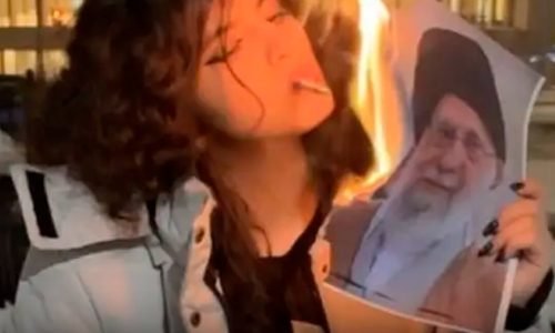 mulheres queimando foto de khamenei viram novo símbolo dos protestos no irã